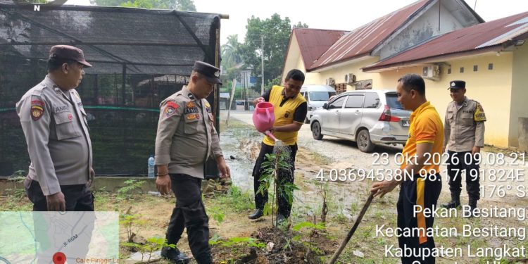 Hijaukan Lingkungan Mako, Polsek Besitang Galakkan ‘Green Policing’ Tanam Pohon Durian demi Kenyamanan Pelayanan Warga