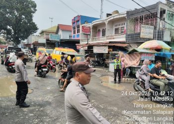 Jaga Kondusifitas Pusat Keramaian, Polsek Salapian Terjunkan Tim Patroli Sisir Pasar Tradisional Pekan Tanjung Langkat