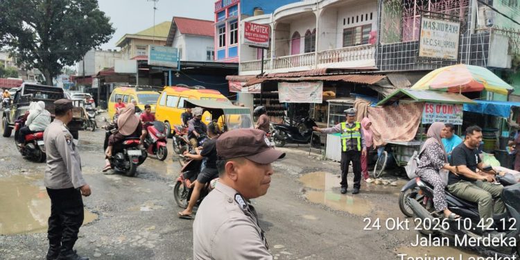 Jaga Kondusifitas Pusat Keramaian, Polsek Salapian Terjunkan Tim Patroli Sisir Pasar Tradisional Pekan Tanjung Langkat