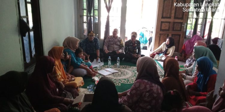 Kawal Penyaluran Bantuan Tepat Sasaran, Bhabinkamtibmas Polsek Secanggang Dampingi Pendataan Perlinsos Warga
