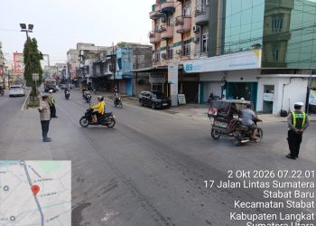 Pagi Padat, Personel Polsek Stabat Polisi Hadir Atur Lalu Lintas di Simpang Saqinah