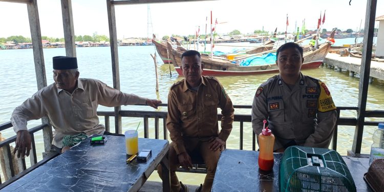 Sambangi Nelayan di Perlis, Bhabinkamtibmas Babalan Ingatkan Waspada Cuaca dan Kamtibmas