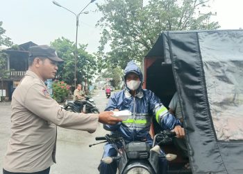 Jumat Berkah Polsek Tanjung Pura, Polisi Berbagi Nasi Kotak untuk Warga