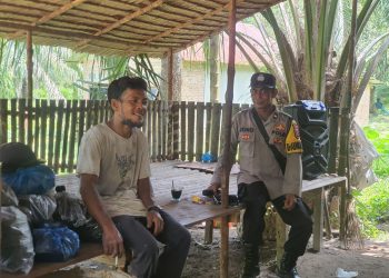 Sambangi Warga, Bhabinkamtibmas Pangkalan Susu Perkuat Komunikasi Kamtibmas