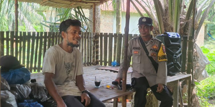 Sambangi Warga, Bhabinkamtibmas Pangkalan Susu Perkuat Komunikasi Kamtibmas