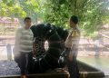 Sambangi Penyedia Ban di Bukit Lawang, Bhabinkamtibmas Ingatkan Wisatawan Utamakan Keselamatan