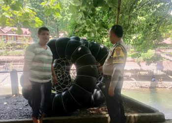 Sambangi Penyedia Ban di Bukit Lawang, Bhabinkamtibmas Ingatkan Wisatawan Utamakan Keselamatan