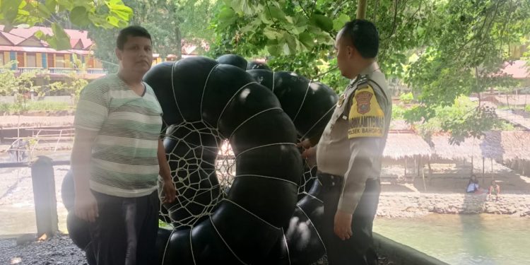 Sambangi Penyedia Ban di Bukit Lawang, Bhabinkamtibmas Ingatkan Wisatawan Utamakan Keselamatan