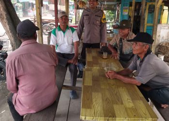 Sambangi Warga dari Rumah ke Rumah, Bhabinkamtibmas Ajak Jaga Keamanan Desa