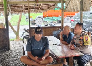 Ngobrol Santai di Warung, Bhabinkamtibmas Bahorok Ingatkan Pentingnya Pakai Helm