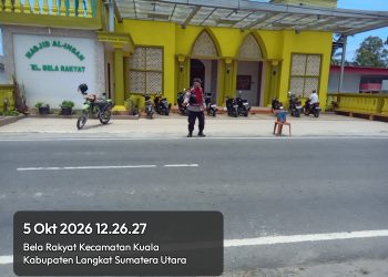 Saat Warga Salat Zuhur, Polisi Atur Arus Lalu Lintas di Depan Masjid Al-Insan Kuala