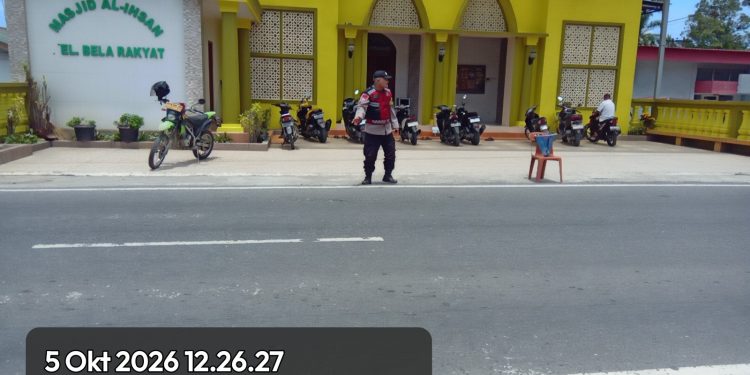Saat Warga Salat Zuhur, Polisi Atur Arus Lalu Lintas di Depan Masjid Al-Insan Kuala