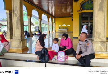 Jemput Anak Pulang Sekolah, Bhabinkamtibmas Bahorok Ingatkan Ibu-Ibu Tertib Berlalu Lintas