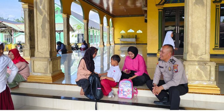 Jemput Anak Pulang Sekolah, Bhabinkamtibmas Bahorok Ingatkan Ibu-Ibu Tertib Berlalu Lintas