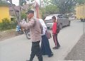 Strong Point Polsek Tanjung Pura, Polisi Bantu Pelajar Menyeberang dengan Aman