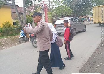 Strong Point Polsek Tanjung Pura, Polisi Bantu Pelajar Menyeberang dengan Aman