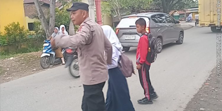 Strong Point Polsek Tanjung Pura, Polisi Bantu Pelajar Menyeberang dengan Aman