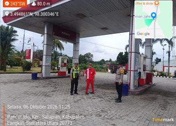 Jaga Ketertiban di SPBU, Personel Polsek Salapian Atur Lalu Lintas dan Amankan Pengisian BBM