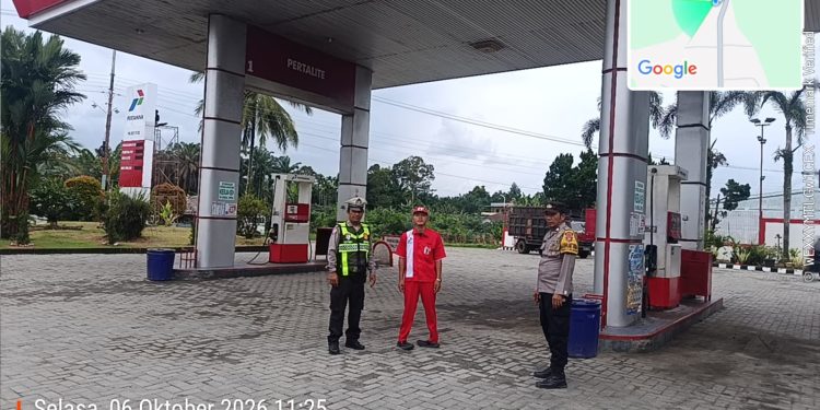 Jaga Ketertiban di SPBU, Personel Polsek Salapian Atur Lalu Lintas dan Amankan Pengisian BBM