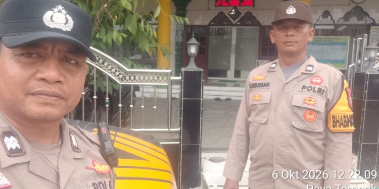 Saat Warga Salat Zuhur, Personel Polsek Pangkalan Susu Patroli di Masjid