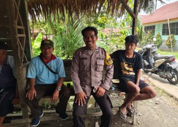 Sambang Door to Door, Bhabinkamtibmas Ajak Warga Aktif Jaga Pos Kamling