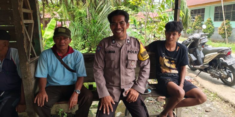Sambang Door to Door, Bhabinkamtibmas Ajak Warga Aktif Jaga Pos Kamling