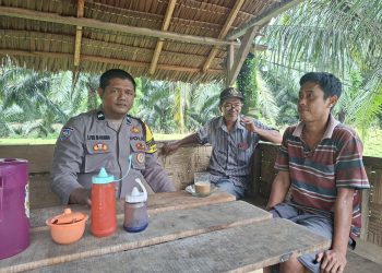 Sambangi Warga Minta Kasih, Bhabinkamtibmas Salapian Perkuat Kewaspadaan Kamtibmas