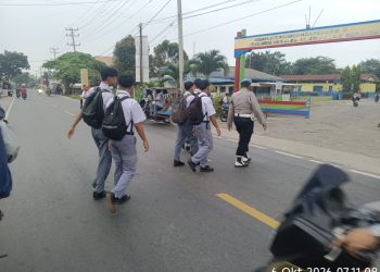 Pengaturan Lalu-lintas pagi hari memberikan pelayanan kepada anak-anak Sekolah dan masyarakat Pengguna Jalan.