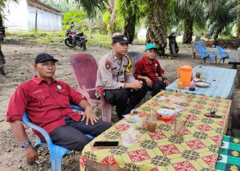 Sambangi Warga, Bhabinkamtibmas Padang Tualang Ajak Aktifkan Kembali Satkamling