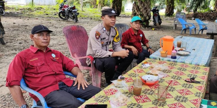 Sambangi Warga, Bhabinkamtibmas Padang Tualang Ajak Aktifkan Kembali Satkamling