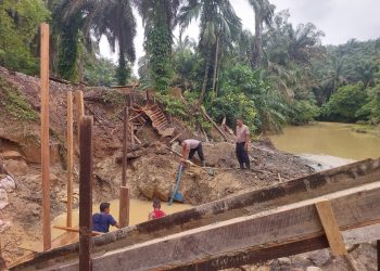 Pastikan Pembangunan Berjalan, Polsek Salapian Monitoring Jembatan Merah Putih