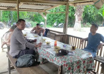 Sambangi Warga Paya Tampak, Bhabinkamtibmas Ingatkan Bahaya Karhutla dan Pentingnya Jaga Lingkungan
