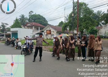 Polisi Bersama Masyarakat, Polsek Salapian Atur Lalu Lintas di Depan SMK Swakarya