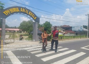 Polisi Bersama Masyarakat, Bhabinkamtibmas Kuala Bantu Pelajar Menyeberang dan Atur Lalu Lintas
