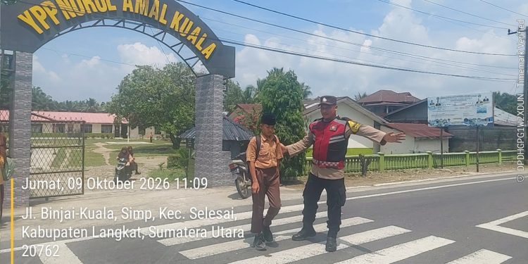 Polisi Bersama Masyarakat, Bhabinkamtibmas Kuala Bantu Pelajar Menyeberang dan Atur Lalu Lintas
