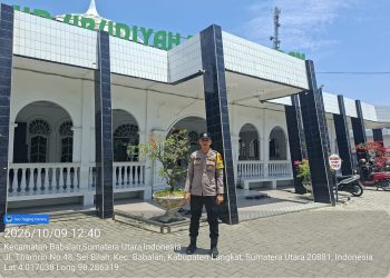 Polisi Bersama Masyarakat, Bhabinkamtibmas Babalan Amankan Ibadah Salat Jumat