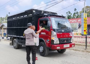 Jumat Barokah Polsek Bahorok, Berbagi Nasi Kotak untuk Sopir dan Masyarakat