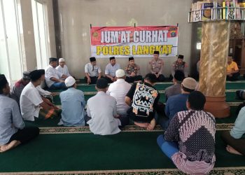 Kapolres Langkat Sambangi Masjid Jamik Al Amin, Serahkan Bansos dan Serap Aspirasi Warga