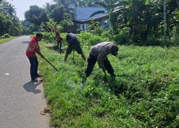 Polisi Bersama Masyarakat, Bhabinkamtibmas Salapian Ajak Warga Gotong Royong Cegah Banjir