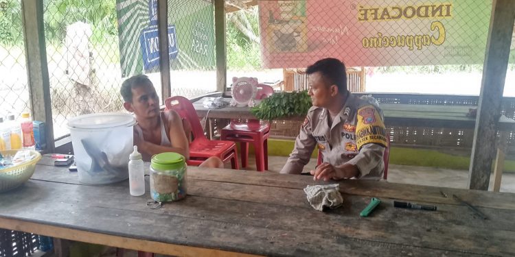 Polisi Bersama Masyarakat, Bhabinkamtibmas Secanggang Perkuat Silaturahmi dan Pesan Kamtibmas