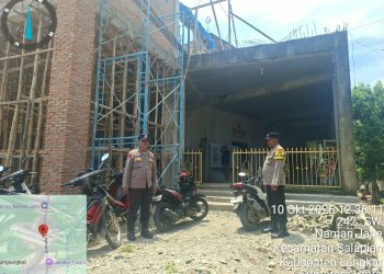 Polisi Bersama Masyarakat, Polsek Salapian Amankan Ibadah Salat Dzuhur di Masjid Raya Naman Jahe