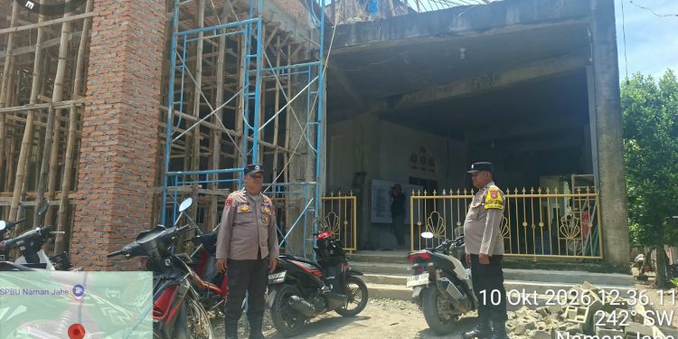 Polisi Bersama Masyarakat, Polsek Salapian Amankan Ibadah Salat Dzuhur di Masjid Raya Naman Jahe