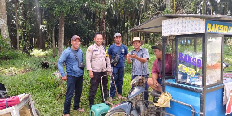 Polisi Bersama Masyarakat, Bhabinkamtibmas Bahorok Sambangi Pedagang di Depan SMP Swasta Turangi