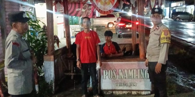 Polisi Bersama Masyarakat, Polsek Besitang Cek Pos Kamling dan Ajak Warga Jaga Kamtibmas