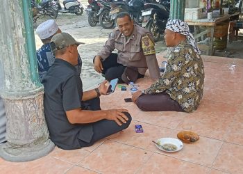 Polisi Bersama Masyarakat, Bhabinkamtibmas Hinai Ajak Warga Jaga Kamtibmas dan Waspada Hoaks