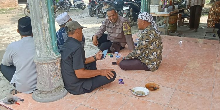 Polisi Bersama Masyarakat, Bhabinkamtibmas Hinai Ajak Warga Jaga Kamtibmas dan Waspada Hoaks