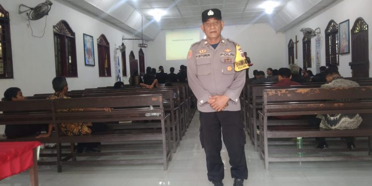 Polisi Bersama Masyarakat, Bhabinkamtibmas Hadir Amankan Ibadah Minggu di Gereja Kyomon Langkat Indah