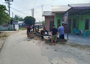 Polisi Bersama Masyarakat, Bhabinkamtibmas Stabat dan Warga Gotong Royong Cegah Banjir