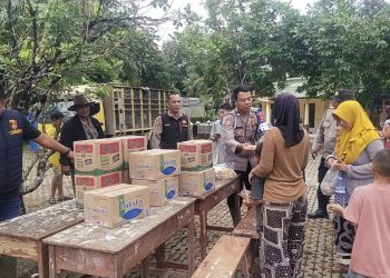 Polres Langkat Salurkan Bantuan untuk Warga Terdampak Luapan Sungai Besitang, Evakuasi Dilakukan Bersama Tim Gabungan