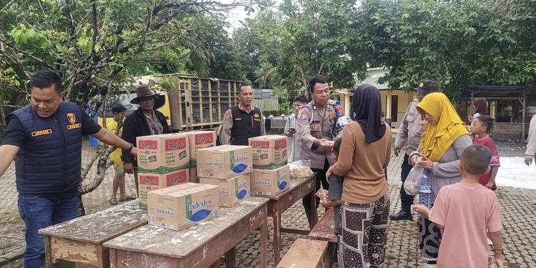 Polres Langkat Salurkan Bantuan untuk Warga Terdampak Luapan Sungai Besitang, Evakuasi Dilakukan Bersama Tim Gabungan
